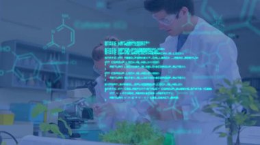 Ön plandaki kimyasal bileşiklerin mavi verileri ve yapısal formülleri olan bir laboratuvarda mikroskop kullanan bir erkek ve dişi Kafkas bilimcisinin animasyonu