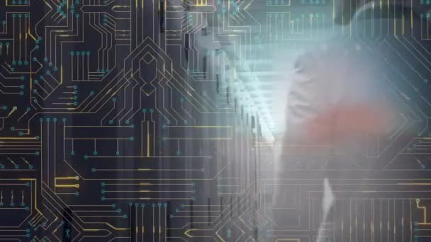一个白人男子在计算机服务器机房中行走和检查设备的动画 前置有计算机主板和移动的光路 — 图库视频影像
