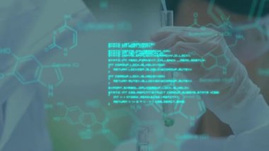 Laboratuvarda çalışan bilim adamlarının ön plandaki kimyasal bileşiklerin mavi verileri ve yapısal formülleri ile yakın plan bir orta bölümünün animasyonu
