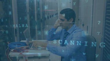 Bilgisayarlı sunucu odasında çalışan endişeli bir beyaz adamın ön planda veri güvenliği uyarısı mesajlarıyla yakın plan görüntüsü.