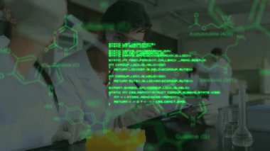 Önplandaki kimyasal bileşiklerin parlayan yeşil verileri ve yapısal formülleriyle bir laboratuvarda çalışan koruyucu giysiler içindeki erkek ve kadın bilim insanlarının yakın plan animasyonları