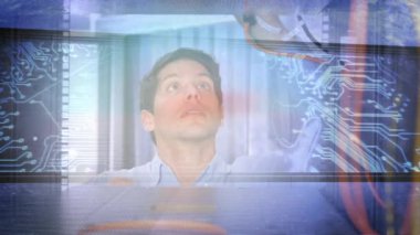 Bilgisayar sunucu odasındaki ekipmanları kontrol eden beyaz bir adamın animasyonu, sunucu rafından ekranda bir bilgisayar anakartını kullanarak ön planda hareket ediyor.