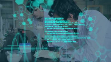 Ön planda hareket eden mavi veri ve altıgen diyagramları olan bir laboratuvarda çalışan beyaz erkek bilim adamlarının yakın plan animasyonları.