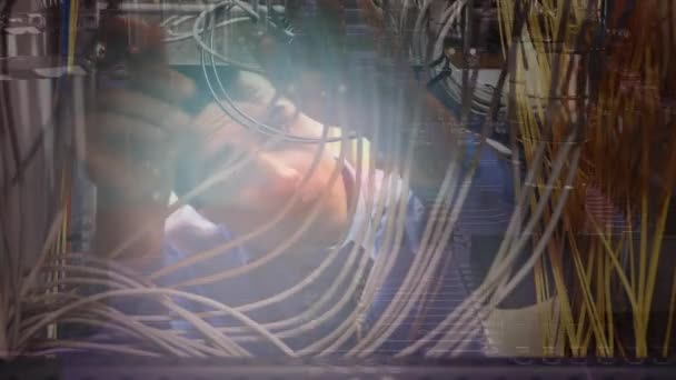 Bir Bilgisayar Sunucu Odasında Ekipman Kontrol Eden Beyaz Bir Adamın — Stok video