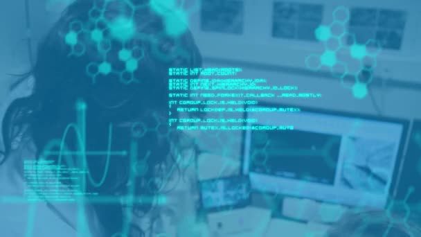 前景に青い六角形の図とデータを持つ研究室でコンピュータを使用して白人女性科学者のクローズアップのアニメーション — ストック動画