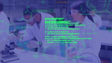 Önplanda hareket eden kimyasal bileşiklerin ve verilerin yeşil yapısal formülüne sahip bir laboratuvarda mikroskop kullanan çeşitli bilim insanlarının animasyonu