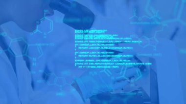 Beyaz veriler ve kimyasal bileşiklerin yapısal formülü ile laboratuvarda mikroskop kullanan genç bir beyaz kadın bilim adamının yakın plan görüntüsü ve arka planda iki kişi.