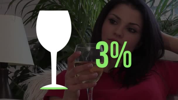 ワイングラスの形のアニメーションと ワイングラスを持っている若い白人女性のクローズアップで緑の100充填にゼロから増加し 背景に飲酒 — ストック動画