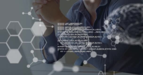 Animation de données scientifiques en blanc flottant au premier plan avec un jeune homme caucasien portant un casque VR et regardant autour de lui 4k 