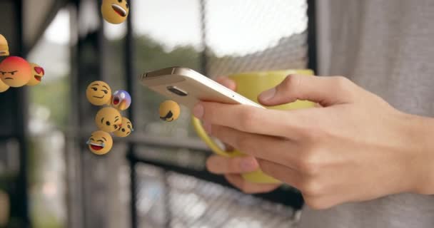 Animação Ícones Emoji Voando Esquerda Para Direita Com Uma Seção — Vídeo de Stock