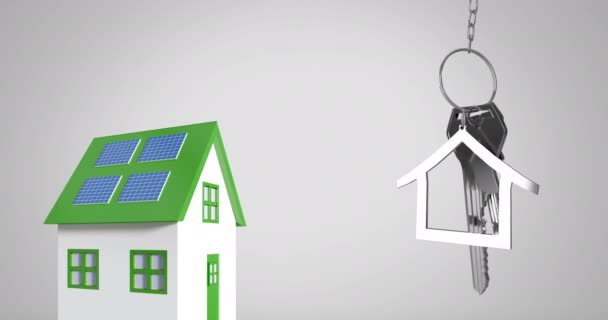 银色房子的钥匙和房子形状的钥匙扣的动画挂在灰色背景4K的绿色和白色的房子 — 图库视频影像