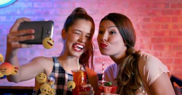 Animação Ícones Emoji Voando Esquerda Para Direita Com Jovens Amigas — Vídeo de Stock