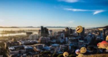 Şehir manzarası ve mavi gökyüzü 4k üzerinde sağdan sola uçan emoji simgeleri Animasyon