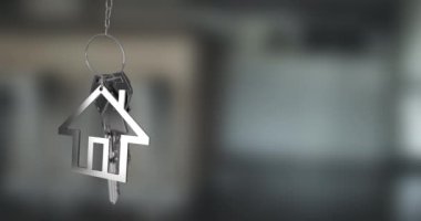 Gümüş ev tuşları ve ev şeklinde anahtarlık odak arka plan 4k dışarı asılı Animasyon