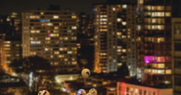 Анимация Эмодзи Летающих Над Городом Освещенными Зданиями Ночью — стоковое видео
