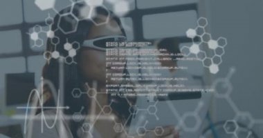 Bilimsel verilerin ön planda yüzen beyaz renkli animasyonu ve arka planda VR gözlük takan ve gülümseyen genç bir melez kadının yakın plan görüntüsü.