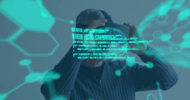 Bilimsel verilerin ön planda, orta yaşlı beyaz bir adamın VR kulaklık takıp arka planda gülümsemesiyle yüzdüğü animasyon.