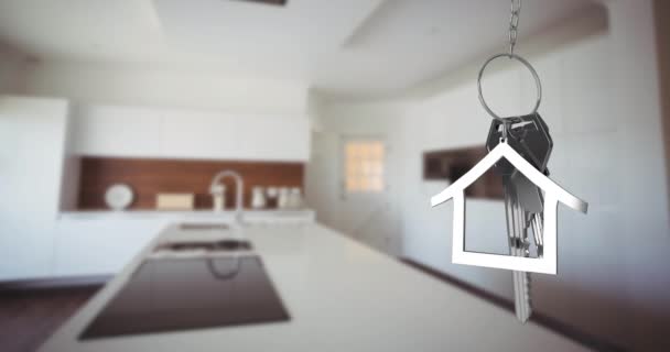 动画的银房子的钥匙和房子形状的钥匙扣挂在一个焦点外厨房4K — 图库视频影像