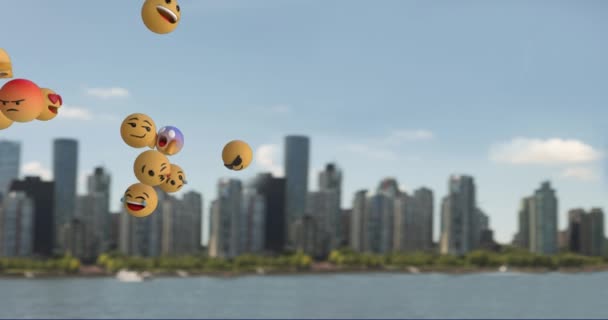 Animación Iconos Emoji Volando Izquierda Derecha Sobre Paisaje Urbano Con — Vídeos de Stock