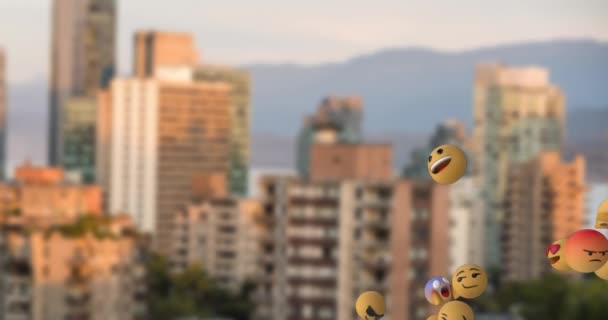 Animación Grupo Iconos Emoji Volando Derecha Izquierda Sobre Paisaje Urbano — Vídeos de Stock