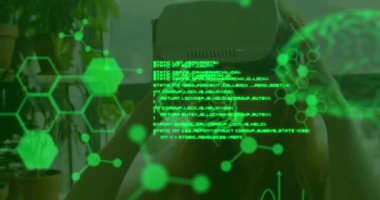 Bilimsel verilerin ön planda, VR kulaklık takan ve arka plandaki 4k 'a bakan Kafkasyalı genç bir kadının yakın planda yüzdüğü animasyon.