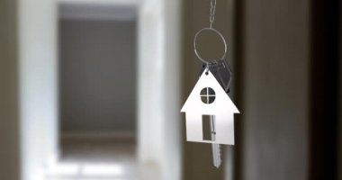 Gümüş ev tuşları ve ev şeklinde anahtarlık odak arka plan 4k dışarı asılı Animasyon