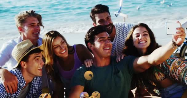 Animace Emoji Ikon Létání Skupinou Mladých Bělochů Kteří Selfie Pláži — Stock video