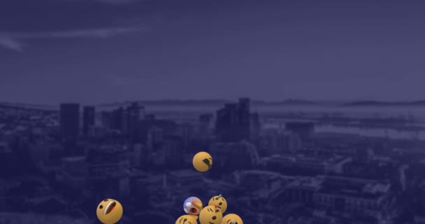 Animación Grupo Iconos Emoji Volando Sobre Paisaje Urbano Fuera Foco — Vídeo de stock