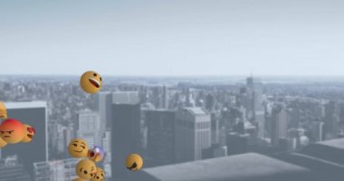 Cityscape 4k üzerinde soldan sağa uçan emoji simgeleri Animasyon