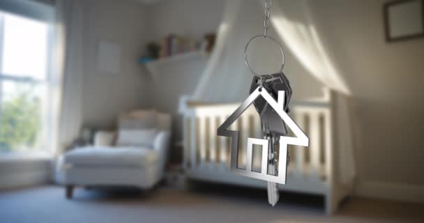 动画的银房子键和房子形状的关键钥匙扣挂在一个外出的焦点育婴室4K — 图库视频影像