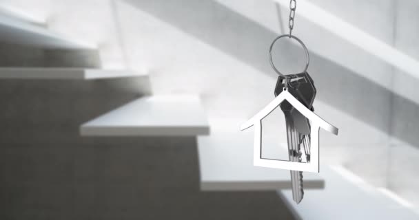 階段4Kの上にぶら下がる銀の家の鍵と家の形のキーフォブのアニメーション — ストック動画