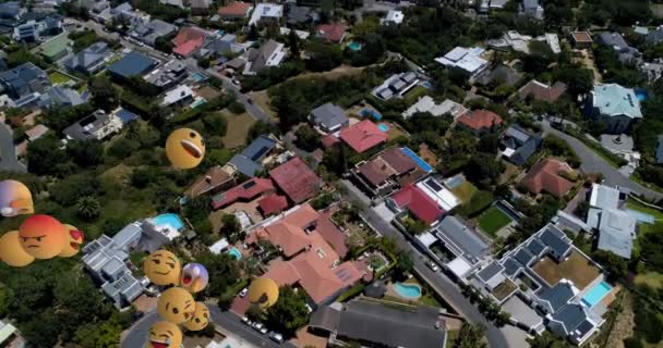 Animación Iconos Emoji Volando Izquierda Derecha Sobre Paisaje Urbano Fuera — Vídeo de stock