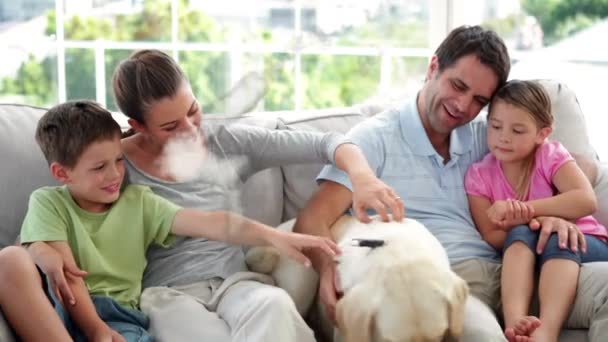 由云彩制成的房子的动画 背景是一个高加索家庭 狗坐在家里 — 图库视频影像