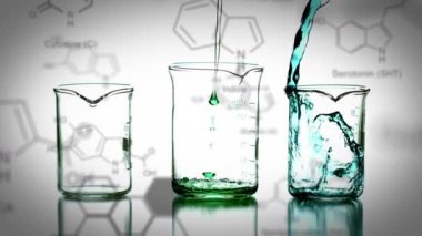 Ön planda kimyasal bileşiklerin veri ve yapısal formülü ile renkli kimyasal sıvılar ile doldurulan üç laboratuvar gagalarının animasyonu