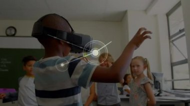 Ön planda, VR kulaklık takmış Afrikalı Amerikalı bir öğrencinin arka planda yüzen bağlantıların animasyonu. Elleriyle uzanıp arka plana bakıyor.