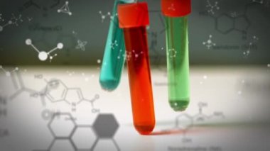 Yeşil, mavi ve kırmızı sıvı düşen üç test tüplerinin animasyonu, moleküller ve kimyasal bileşiklerin yapısal formülü ön planda