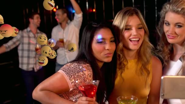 Animação Ícones Emoji Voando Esquerda Para Direita Com Jovens Amigas — Vídeo de Stock