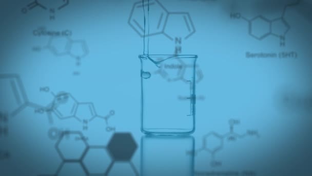 青色の化学液体で満たされた実験室ビーカーのアニメーション 青色の背景に化学化合物のデータと構造式 — ストック動画