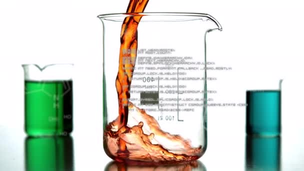 三个实验室烧杯的动画充满了彩色化学液体 数据在前景中移动 — 图库视频影像