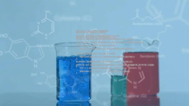 Анімація Трьох Лабораторних Склянок Наповнених Кольоровими Хімічними Рідинами Білими Даними — стокове відео