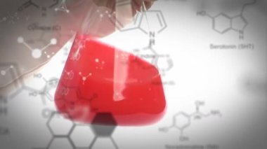 Ön planda kimyasal bileşiklerin veri ve yapısal formülü ile karıştırılarak sıvı ile dolu bir laboratuvar kabının yakın çekim animasyonu