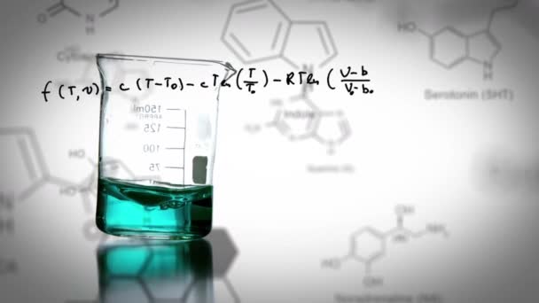 实验室烧杯充满彩色化学液体的动画 前景是手写的公式 数据和化合物的结构公式 — 图库视频影像