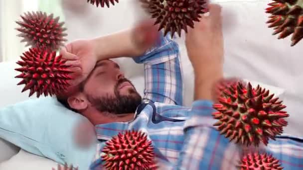 Animacja Czerwonych Wirusów Bliska Chorego Białego Mężczyzny Leżącego Kanapie Pudełkiem — Wideo stockowe