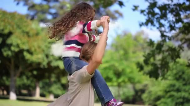 Animación Una Casa Forma Nube Flotando Con Una Mujer Caucásica — Vídeos de Stock