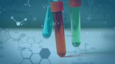 Yeşil, mavi ve kırmızı sıvı düşen üç test tüplerinin animasyonu, moleküller ve mavi arka plan üzerinde kimyasal bileşiklerin yapısal formülü ile