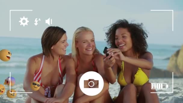 从左向右飞舞的情志图标动画 年轻的多种族女性朋友在海滩上自拍 镜头图标清晰可见 — 图库视频影像