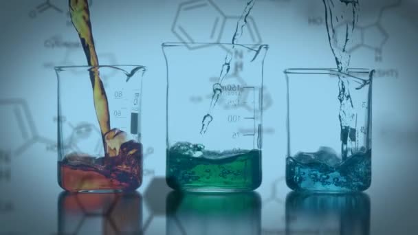 三个实验室烧杯填充有色化学液体的动画 蓝色背景上含有化合物的数据和结构公式 — 图库视频影像