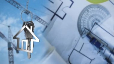 Mimari çizim ve vinçler arka plan üzerinde asılı gümüş ev tuşları ve ev şeklinde anahtarlık animasyon