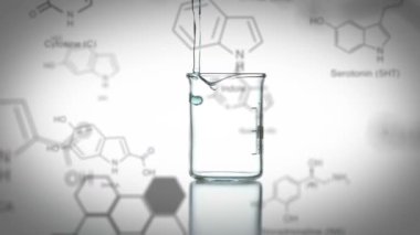 Ön planda kimyasal bileşiklerin veri ve yapısal formülü ile renkli kimyasal sıvı ile doldurulan bir laboratuvar kabıanimasyonu