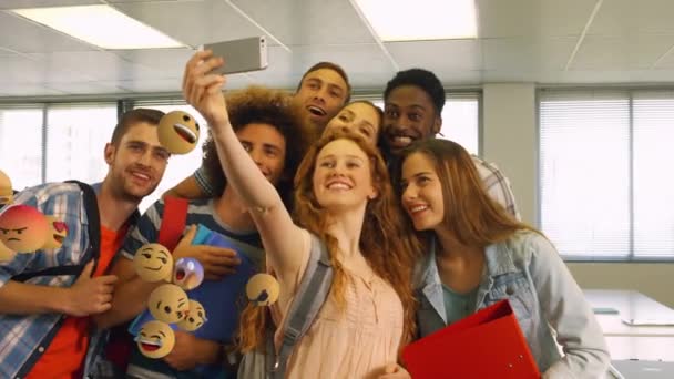 Arka Planda Bir Grup Etnik Çeşitlilikte Öğrencinin Selfie Çektiği Soldan — Stok video